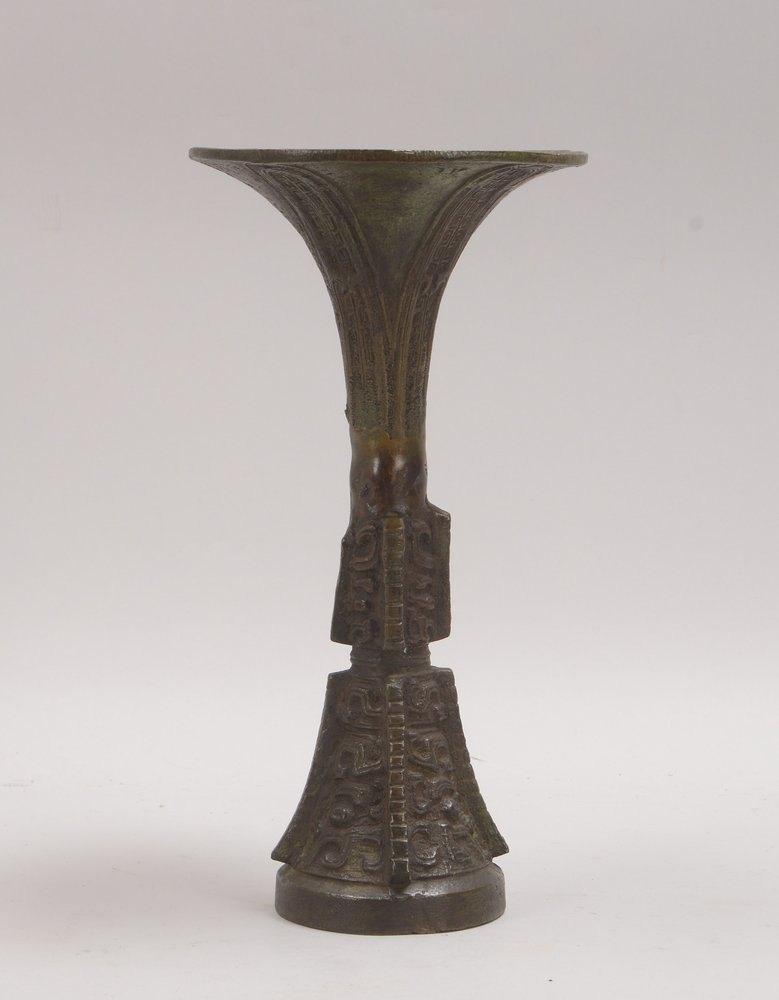 Bronzevase (China), Kelchform - im archaischen Stil; Höhe 30,5 cm