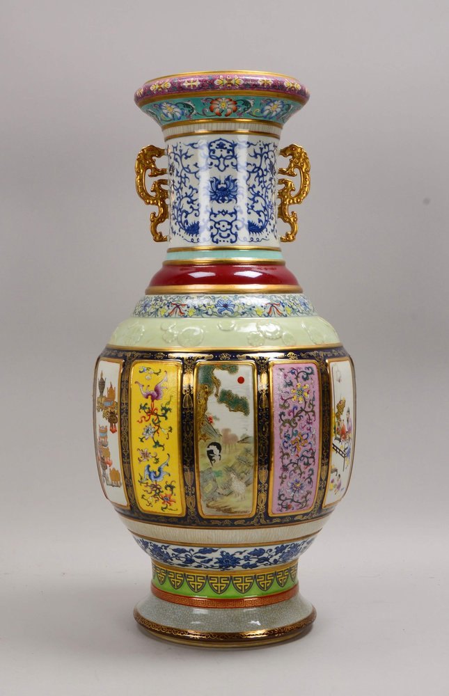 Gr. Baluster-Porzellanvase (China), mit polychr. Dekoren/teils in Reserven, 2x Handhaben