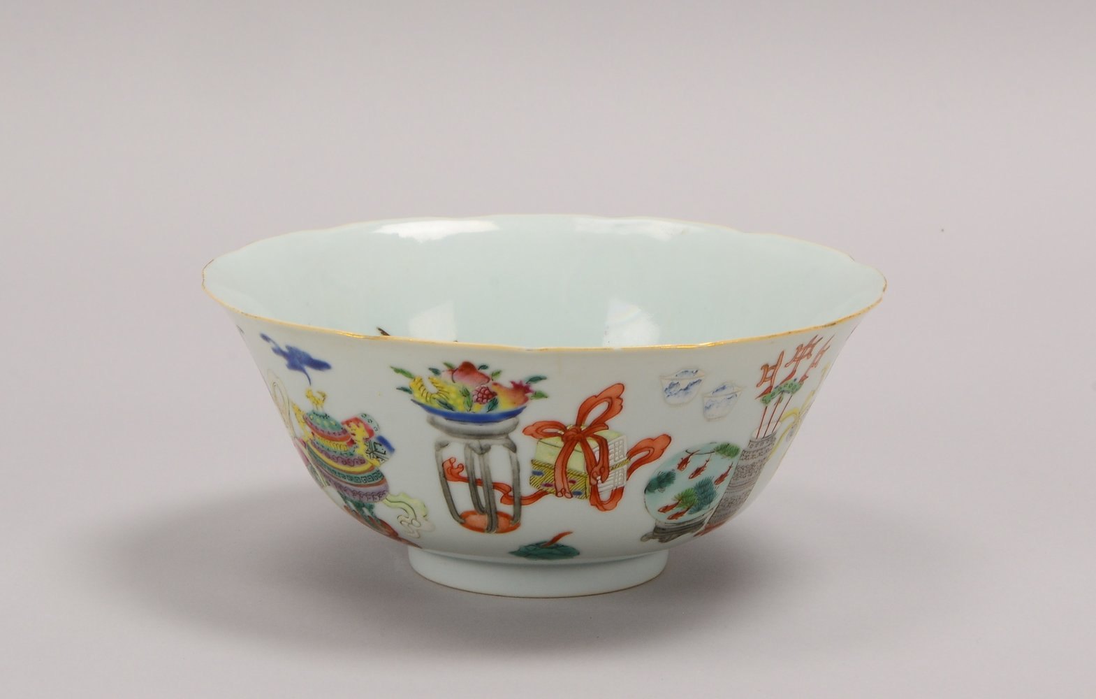 Schale (China), antik, '1.000-Antiquitäten'-Dekor/Pfirsichmotive; Ø 17,5 cm