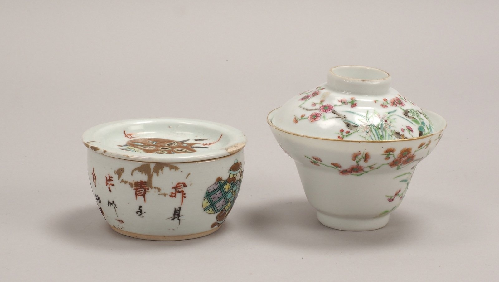 2 Deckelgefäße (China), antik, jeweils im Boden gemarkt: 1x Teegefäß, 1 altes Gefäß