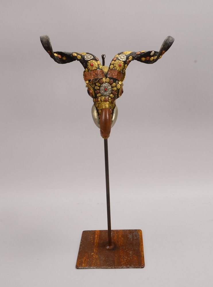 'Kapala'-Ritualobjekt, 'Widderkopf', mit untersch. Ornamenten/figürl. Blech-Verzierungen
