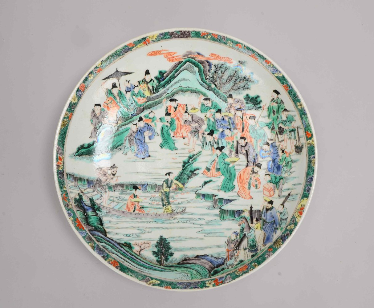 Porzellanteller (China), polychr. Dekor/Szene ('Ankunft der jungen Kaiserin')