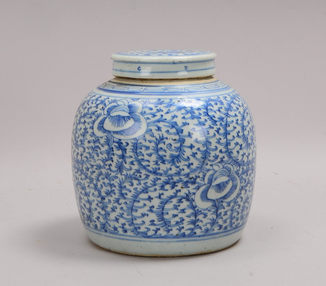 Ingwertopf (China), mit floralem Unterglasurdekor in Blau, mit Deckel; Höhe 22 cm