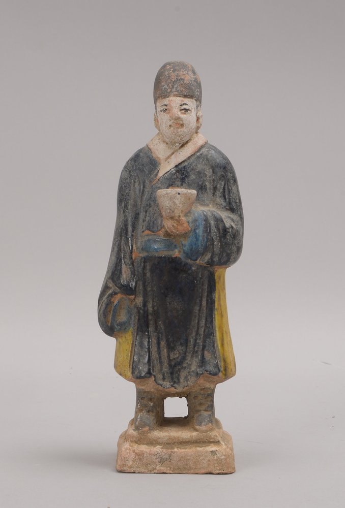 Tonfigur (China), 'Mann mit Räuchergefäß', Figur teils farbig glasiert; Höhe 21 cm