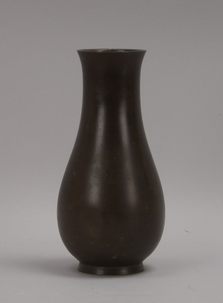 Bronzevase (China), ovoider Korpus mit glatter Wandung, im Boden gemarkt; Höhe 25,5 cm