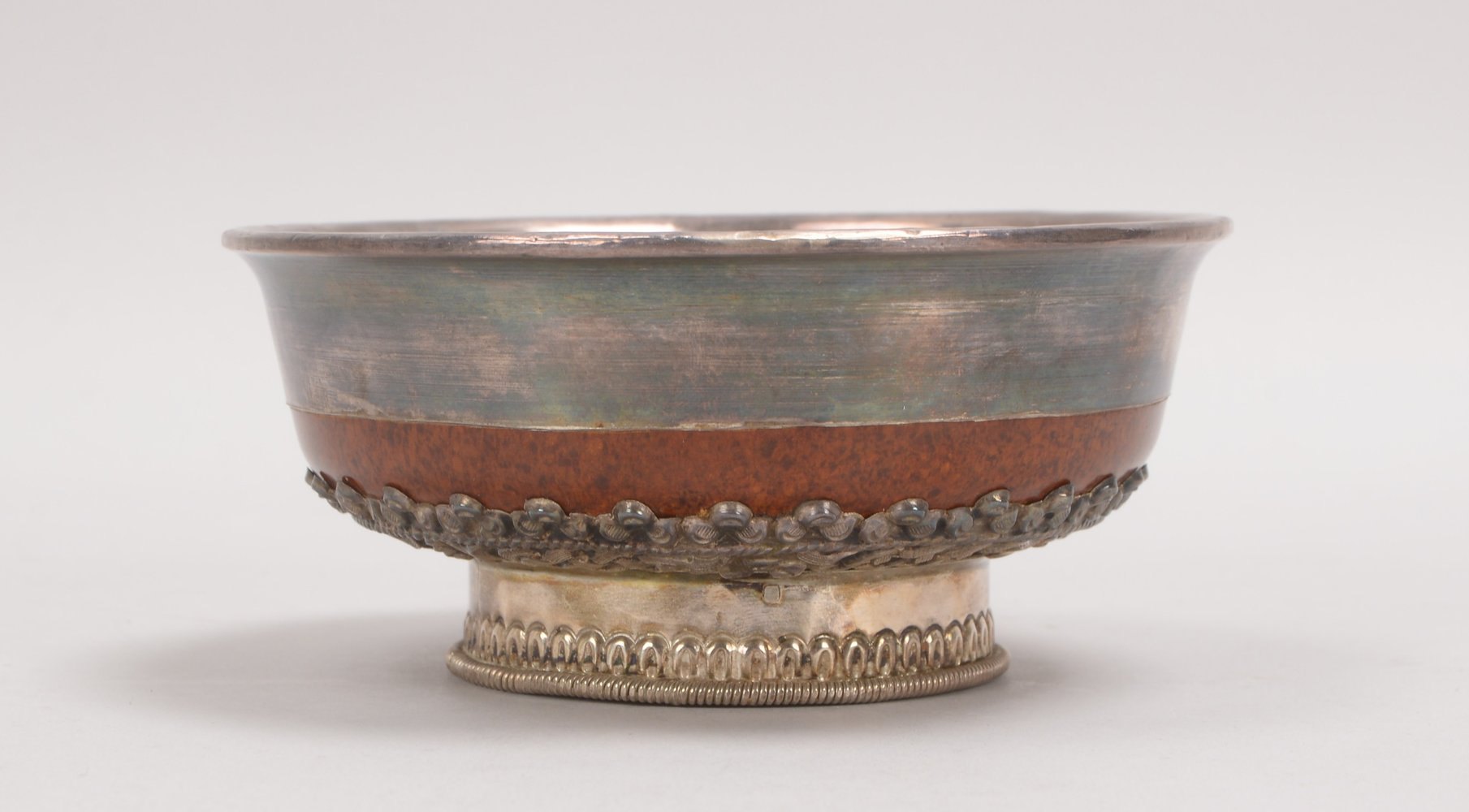Trinkschale (Tibet/Mongolei), Wurzelholz, versilberte Montierung; Höhe 6 cm, Ø 13,5 cm