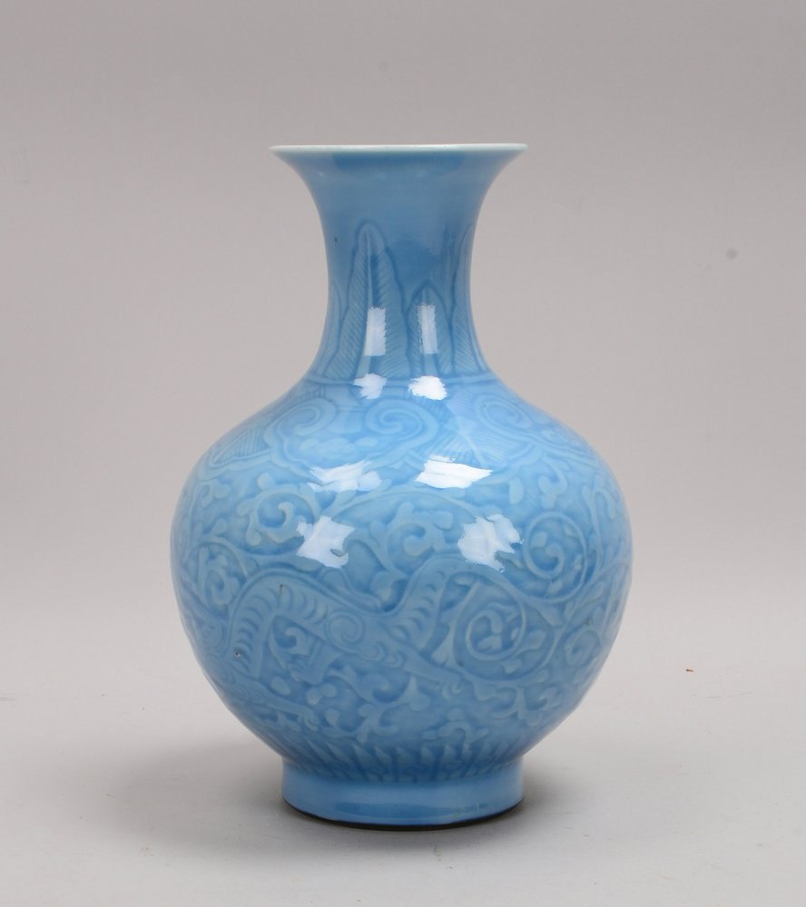 Porzellanvase (China), Blumen-Reliefdekor, Glasur in Hellblau, mit Unterglasurmarke