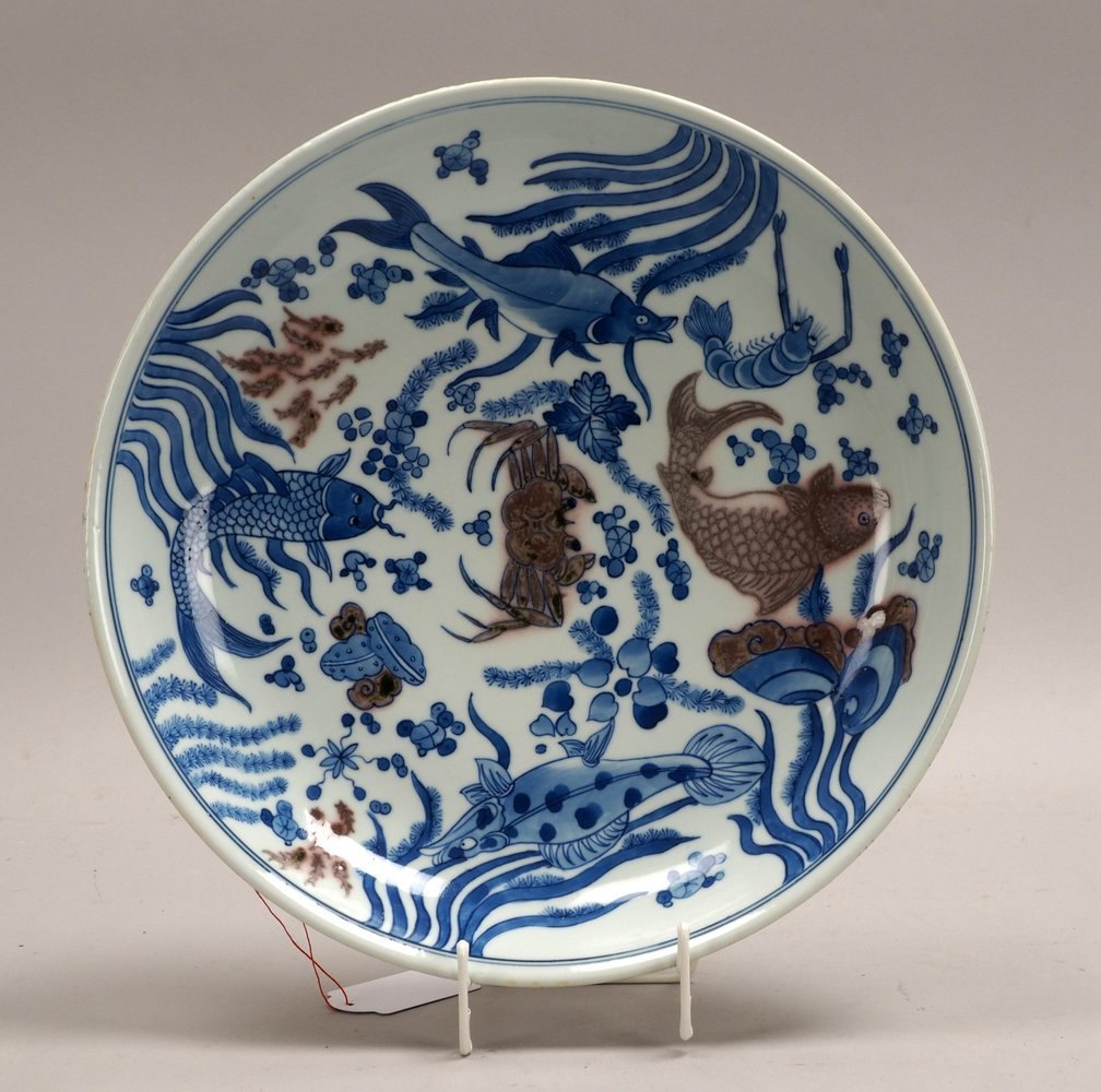 Porzellanteller (China, 20. Jh.), mit maritimem Unterglasur-Dekor in Blau; Ø 28,5 cm