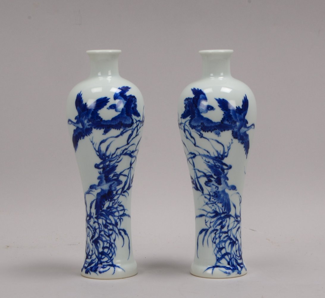 Paar Meiping-Vasen (China), mit Unterglasur-Dekor in Blau ('Vögel in Landschaft')