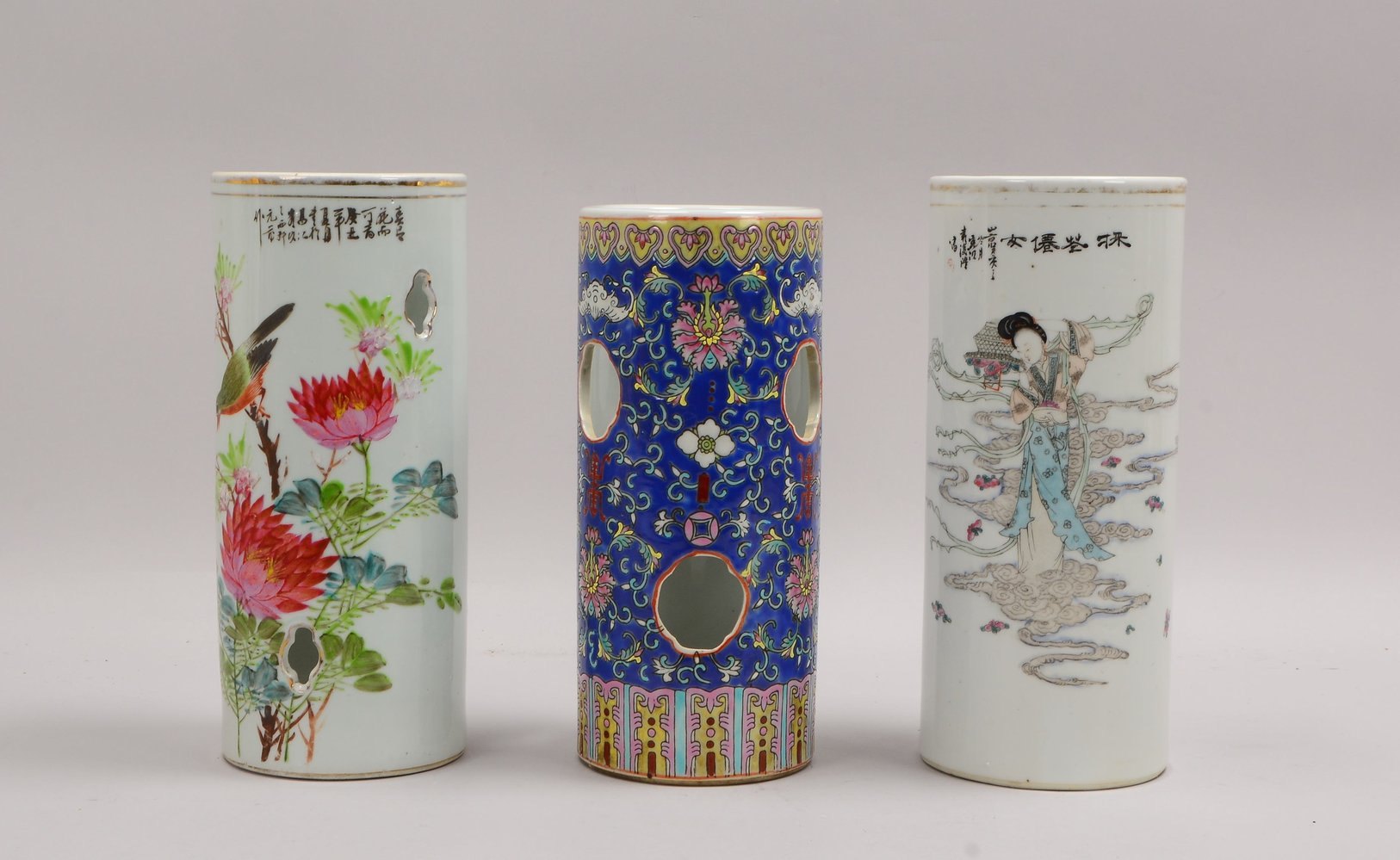 3 Porzellan-Pinselbecher (China), versch. Dekore - teils durchbrochen, 2x gemarkt