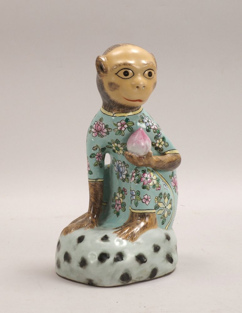 Porzellanfigur (China), 'Affe mit Pfirsich', mit polychromer Bemalung; Höhe 27 cm