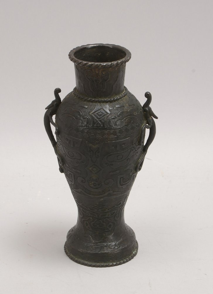 Bronzevase (China), Balustervase, Reliefdekor im archaischen Stil, 2x seitl. Handhaben