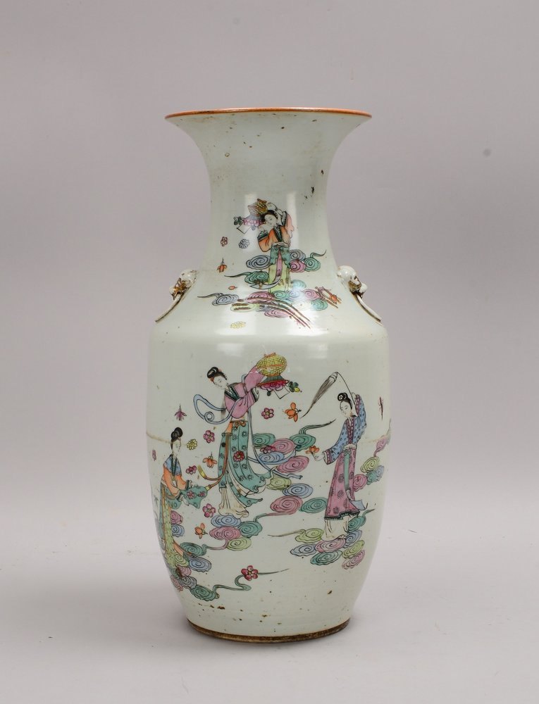 Balustervase (China), 'Famille Verte', mit Bemalung ('Tänzerinnen') und chines. Kalligrafie