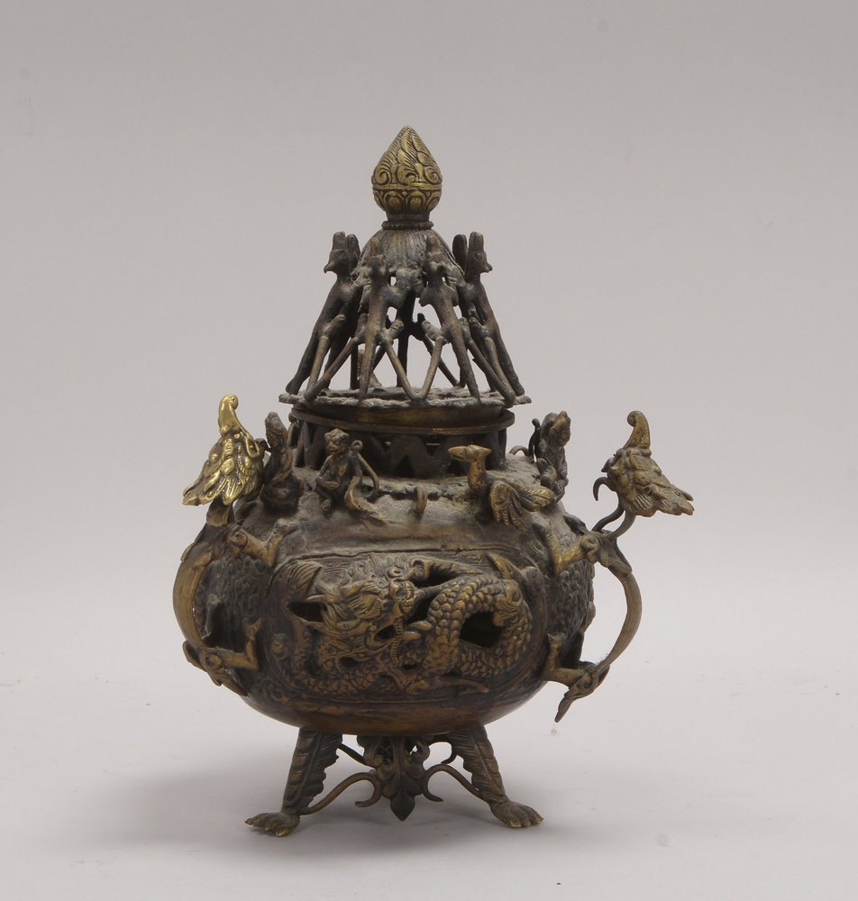 Räuchergefäß (China), Bronze, durchbr./umlaufend figürl. Darst., auf 3x Füßen, mit Deckel