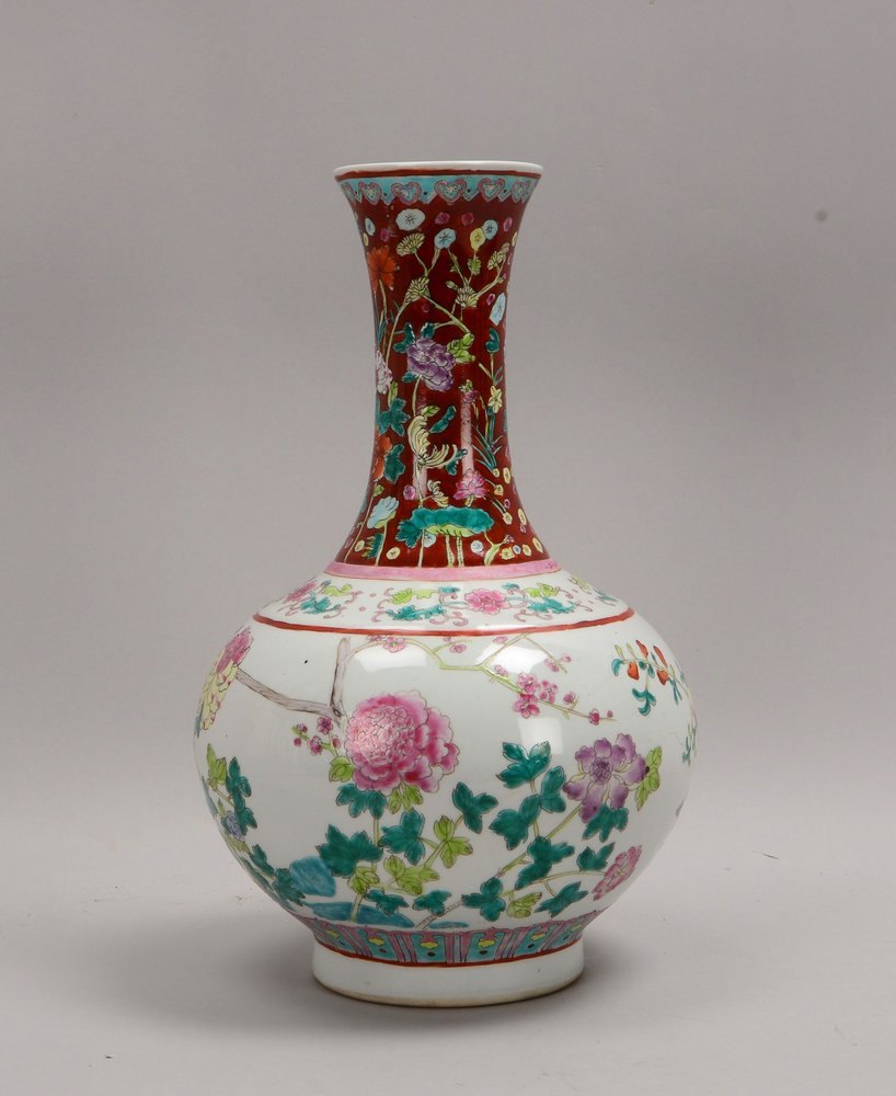 Porzellan-Langhalsvase (China), mit floralem Dekor ('Pfirsiche und Blüten')