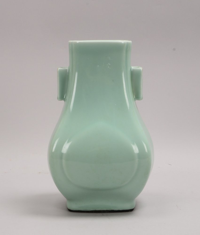 Porzellanvase (China), seladonfarbener Fond, Unterglasurmarke in Blau; Höhe 30 cm