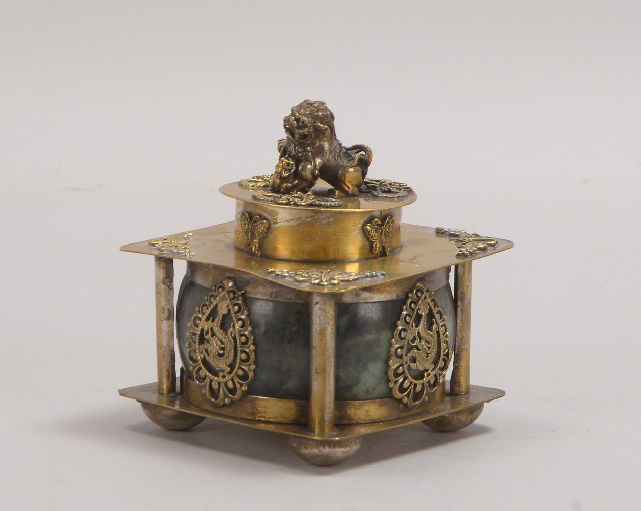 Räuchergefäß (China), Jade-/Nephrit(?)-Korpus, in messingfarbener Metall-Halterung
