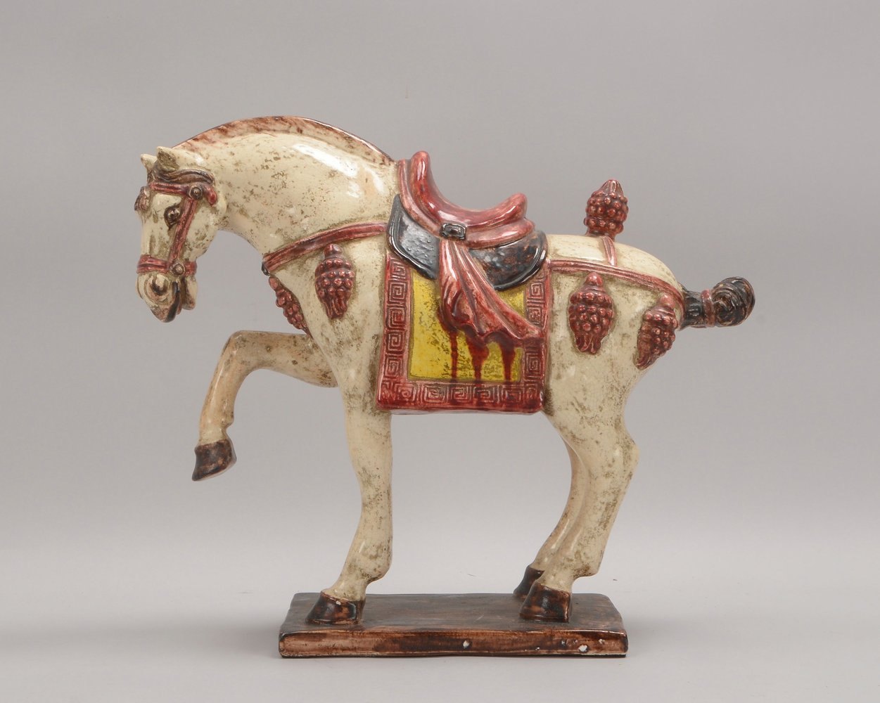 Steingut-Skulptur (China), 'Gesatteltes Pferd', mit farbiger Glasur, auf Sockelplatte