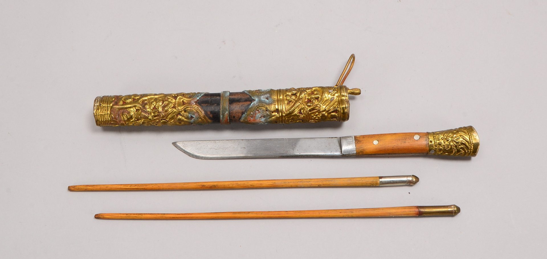 Reisebesteck, 2-tlg.: Essstäbchen/Messer, in Etui/partiell Lederbezug und Messingblech