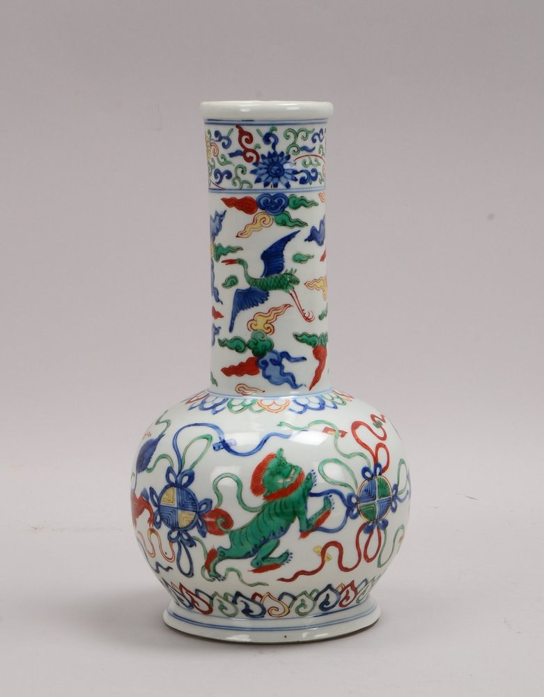 Langhalsvase (China - 'Sechs-Zeichen-Marke'), umlaufend polychromen Tiermotiven