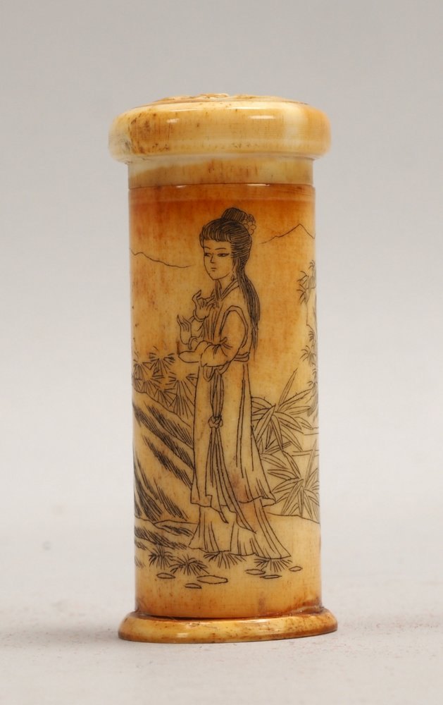 Kl. Bein-Behältnis, mit fein zisel. Darst. ('Frau in Landschaft'), Deckel floral durchbr.