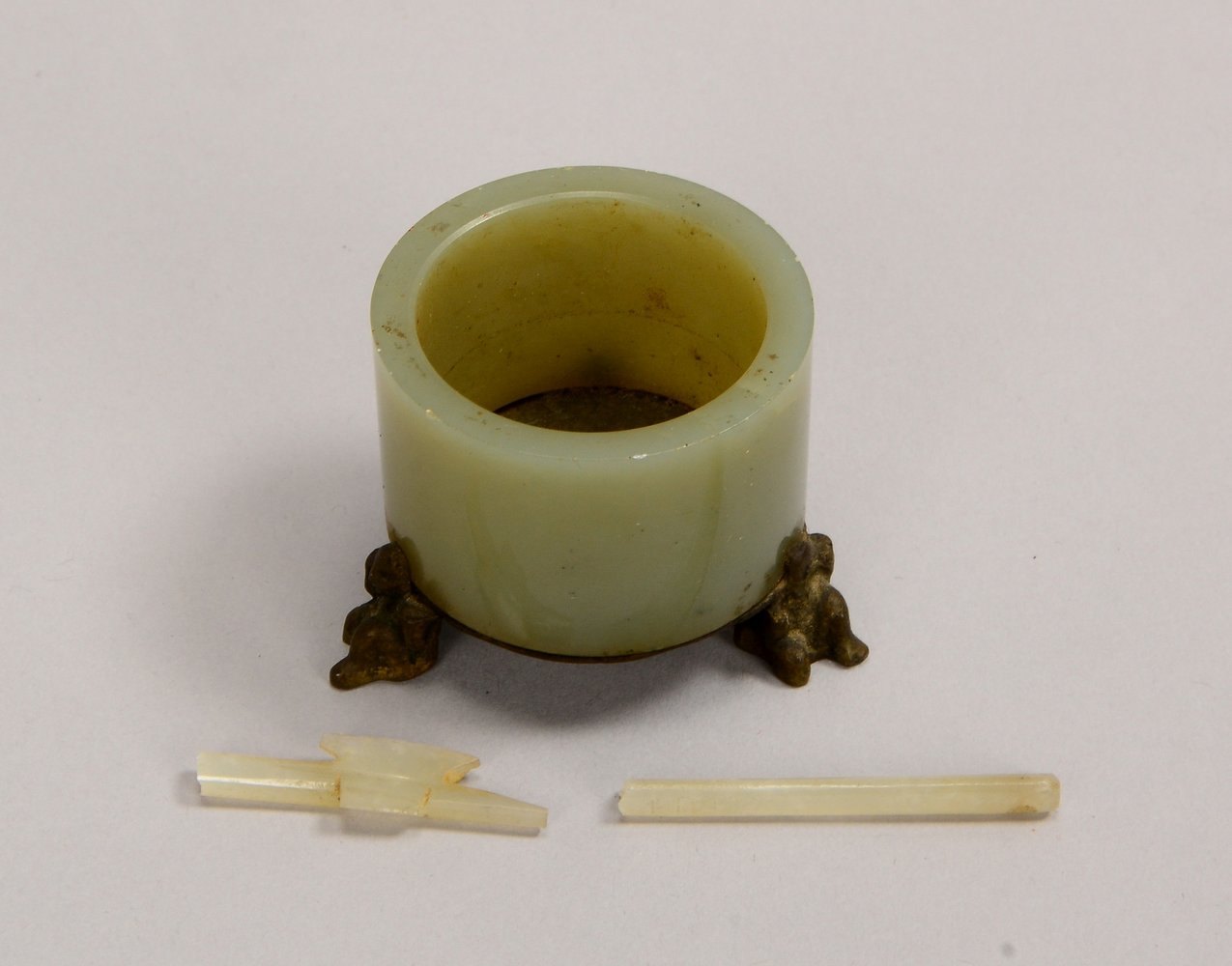 Kleines Jade-Schälchen (China), mit Stab - aus Sammlungsauflösung