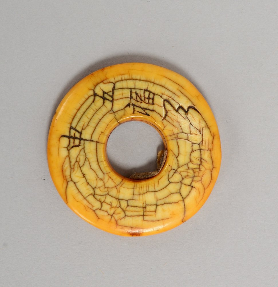 Amulett/Anhänger (China), antik, ringförmig, mit chinesischen Schriftzeichen