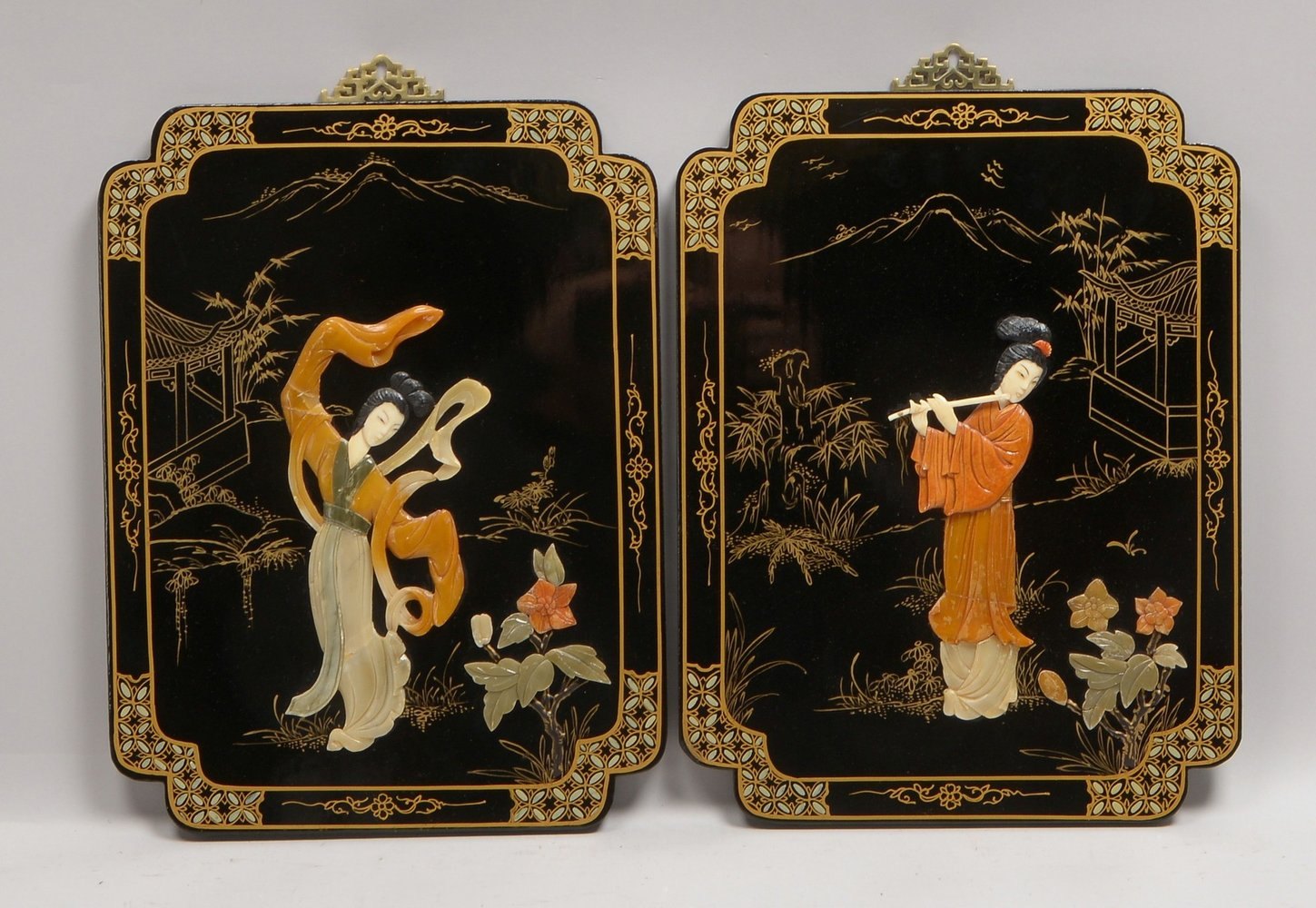 2 Wandtableaus, Schwarzlack und Goldbemalung, Reliefdarst. mit Steinbesatz