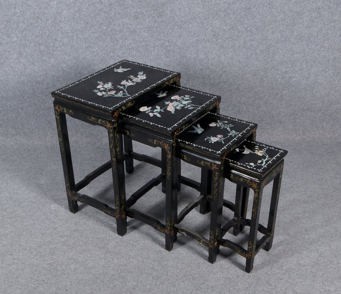 4 kl. Beistelltische (China), Schwarzlack, mit Bemalung, in den Deckplatten mit Perlmutt