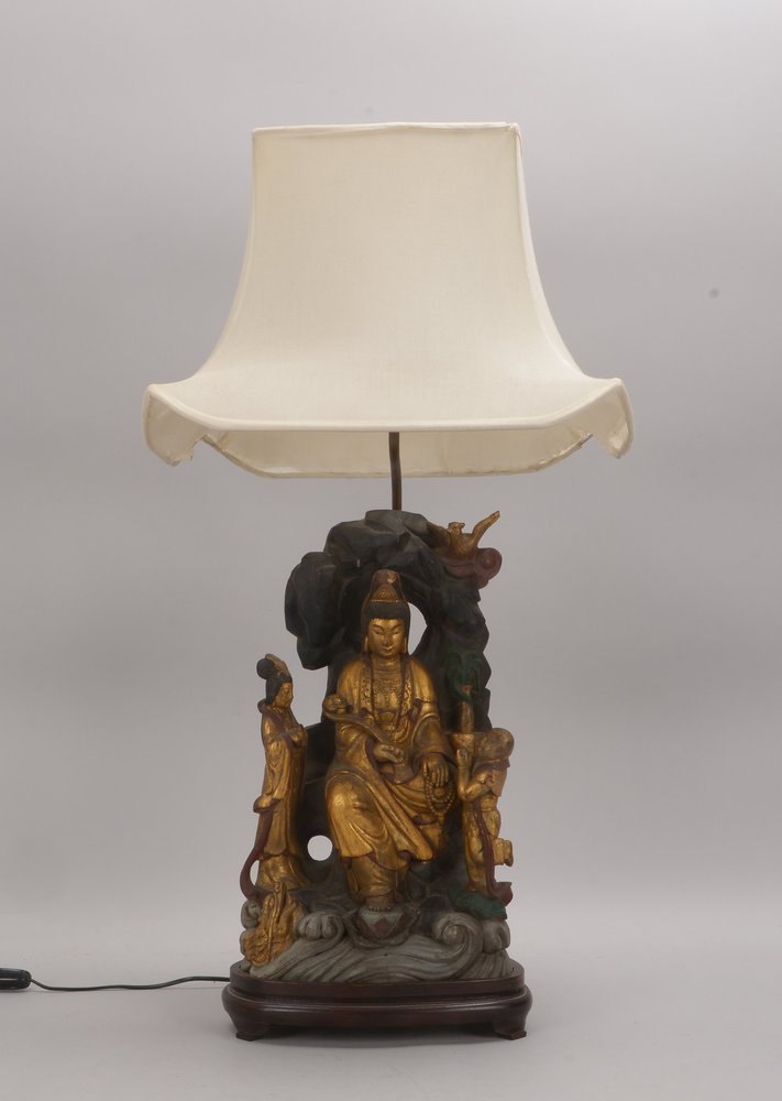 Tischlampe (China), 1-fl., 'Guanyin' (mit Insignien/Begleitfiguren), auf Sockel, goldstaffiert