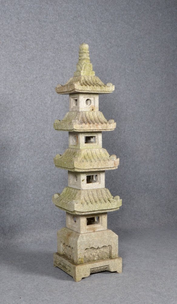 Gartenskulptur (China), Granit, handgeschlagen, 11-stufige Pagodenform; Höhe 148 cm