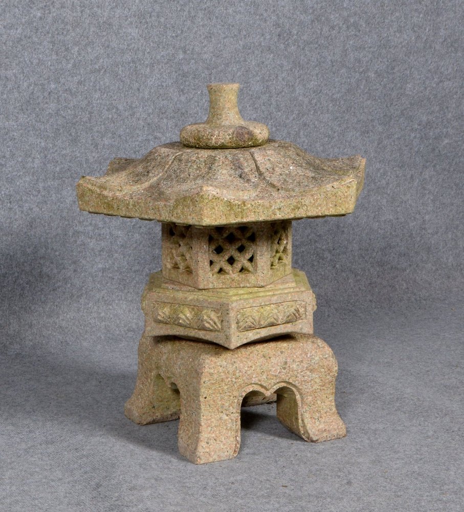 Gartenskulptur (China), Granit, handgeschlagen, 4-stufige Pagodenform; Höhe 90 cm