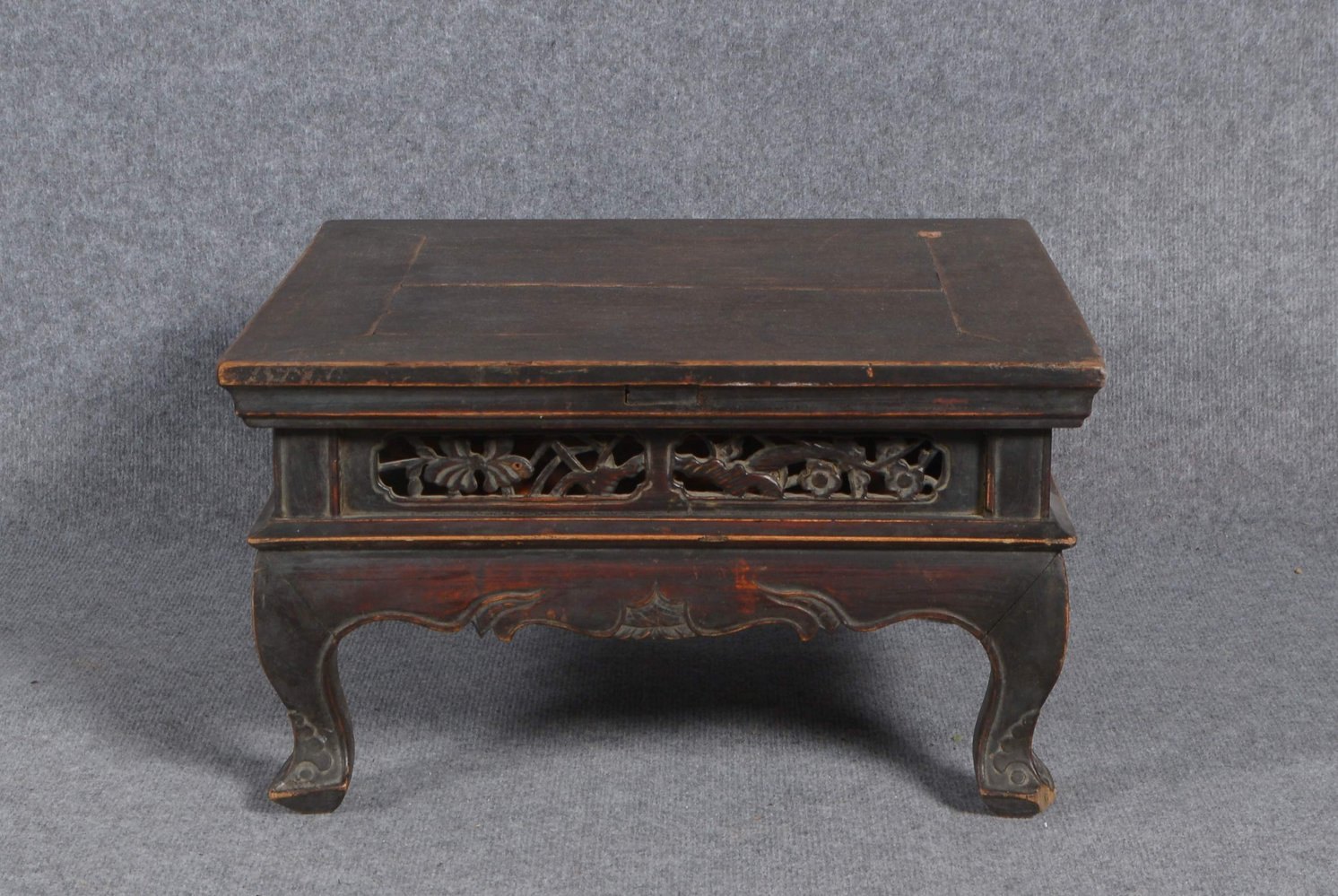 Kl. Tisch, antik, dkl. Hartholz, Zargen mit Schnitzwerk/teils durchbr. gearbeitet; Höhe 29 cm