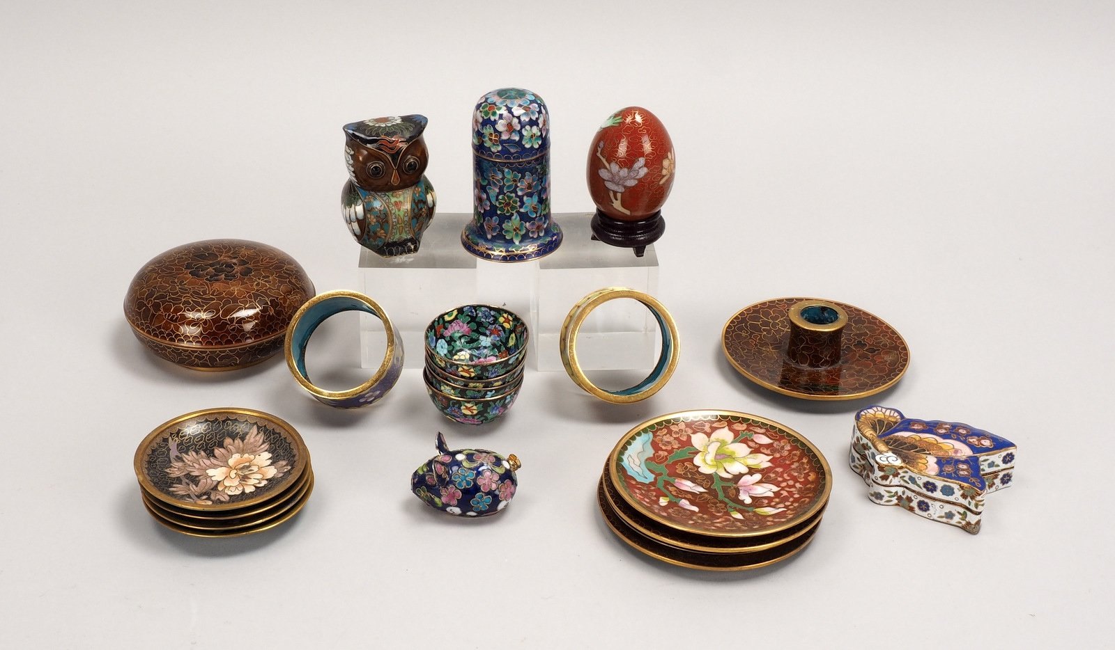 21 Cloisonné-Objekte: 6x Tellerchen, 4x Schälchen, 2x Serviettenringe, Dose, Leuchter, u.a.