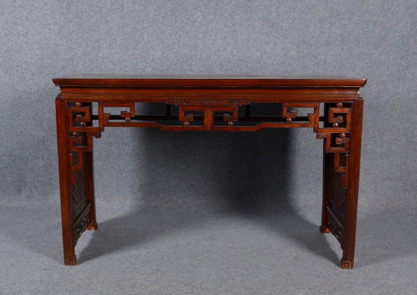 Sideboard, Holz rot-braun gebeizt, Front durchbr. gearbeitet, seitl. beschnitzt, rücks. verstrebt