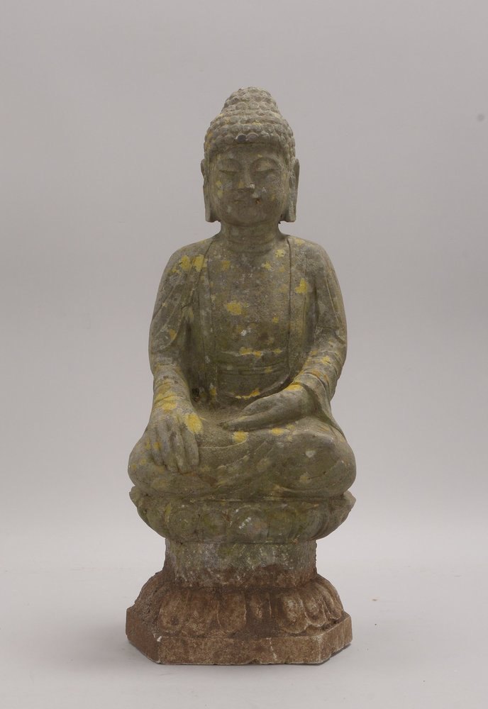 Gartenskulptur, 'Sitzender Buddha', Stein/Zement, auf Lotussockel, Witterungspat.