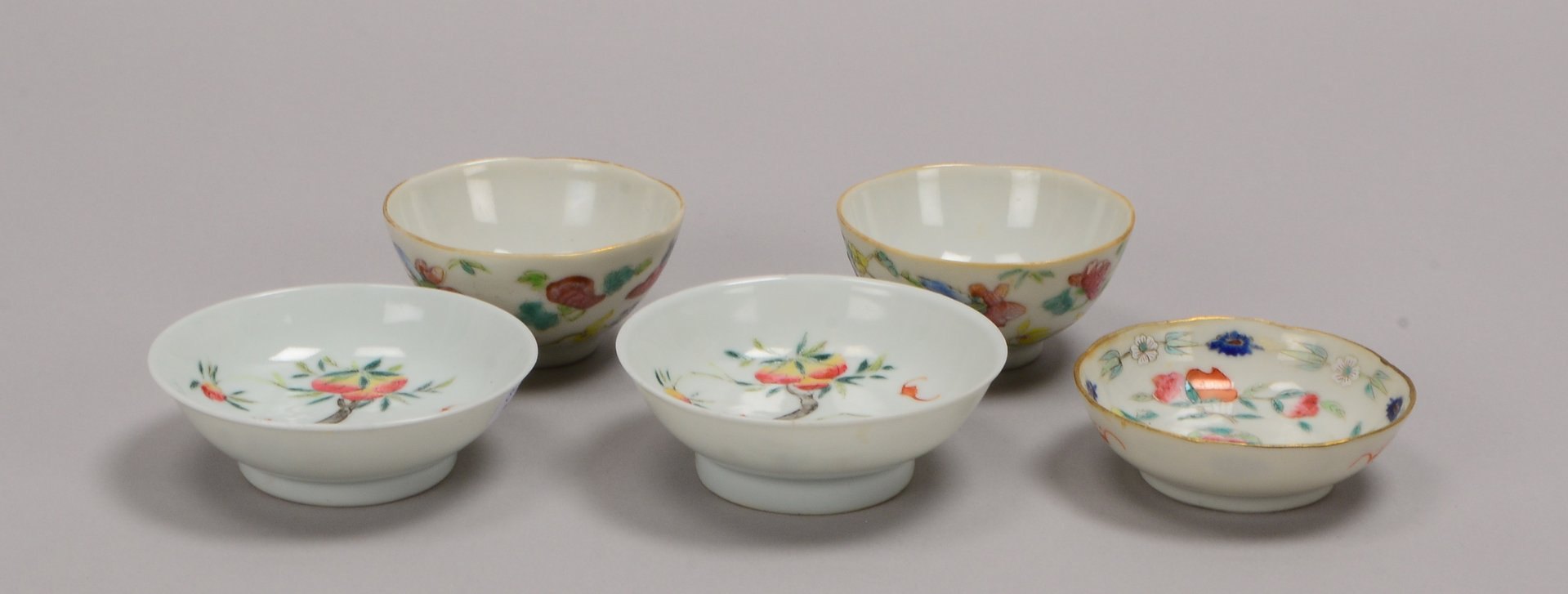 5 Schälchen (China), antik: 2x dekorgleiche Paare/1x einzeln, mit Bodenmarke