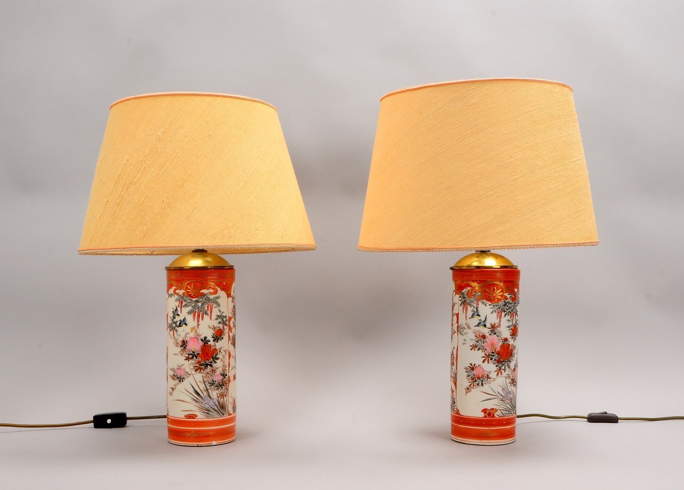 Paar Tischlampen, Porzellan, je 1-fl., mit Schnurschalter; Höhe Guß: 30 cm, ges. 58 cm