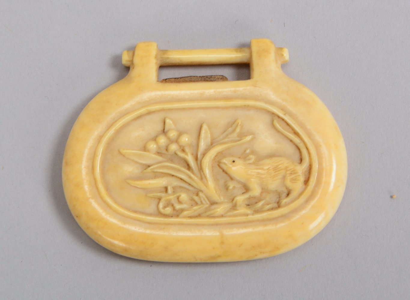 Amulett(?)/Anhänger (China), antik, mit chin. Schriftzeichen und Tiermotiv ('Ratte')