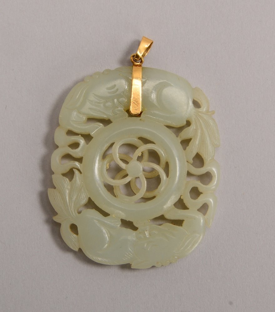 Anhänger (China), Jade, floral durchbrochen gearbeitet, an 585 Gold-Öse; Maße 4 x 5 cm