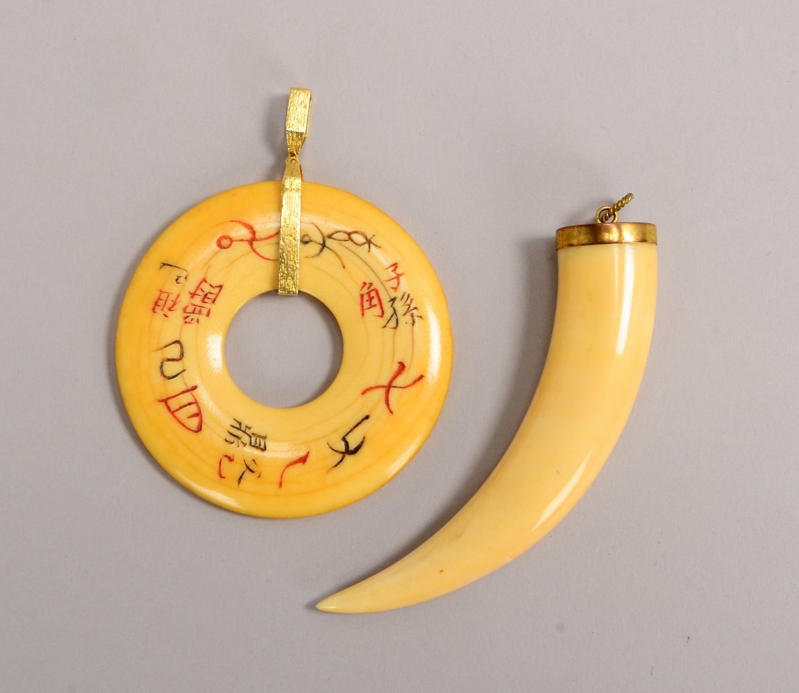 2 Anhänger (China), 14 kt-Gold-Fassung: Amulett, Ø 6 cm/gr. Zahn, Länge 8 cm