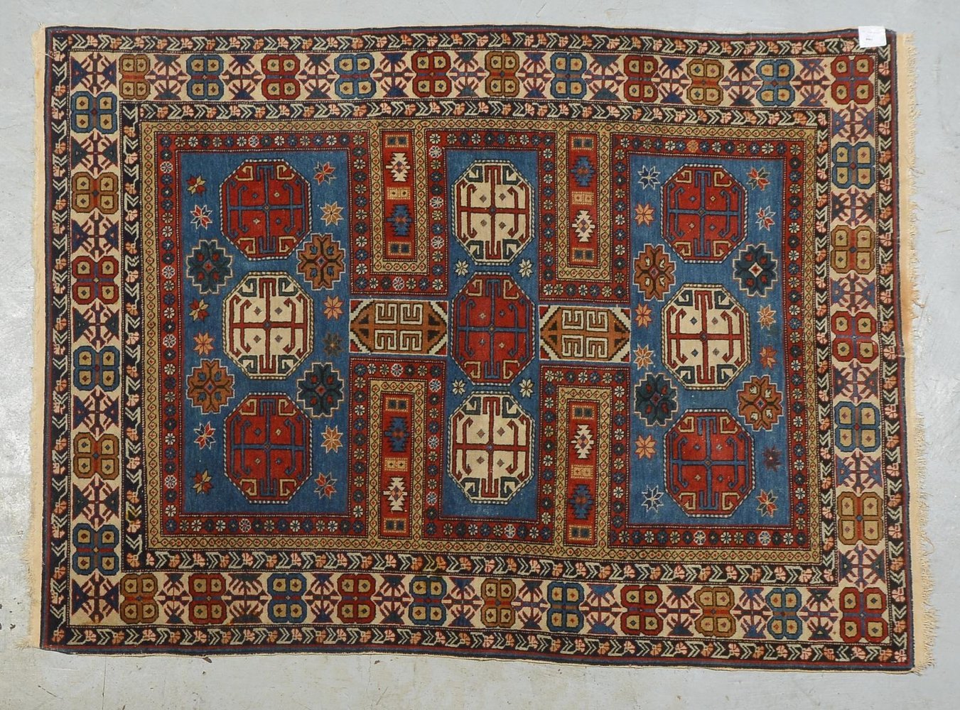 Kazak, älter, feine Kn., gleichm. Flor - in insgesamt gutem Zustand; Maße 160 x 120 cm