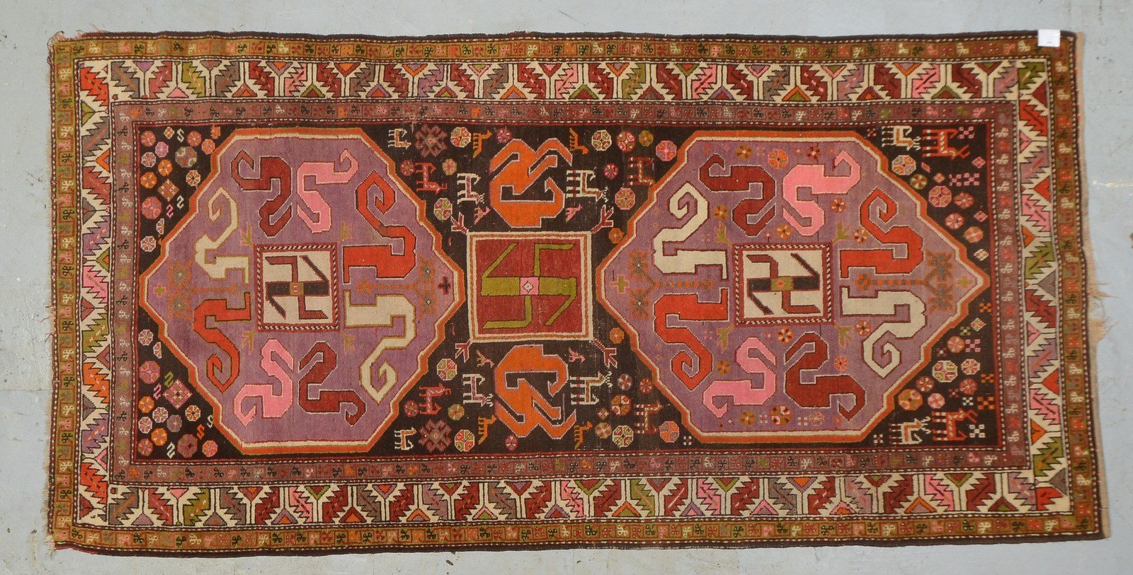 Wolkenband-Kazak, alt, mittelfeine Kn., Flor stellenweise etwas dünner; Maße 255 x 127 cm