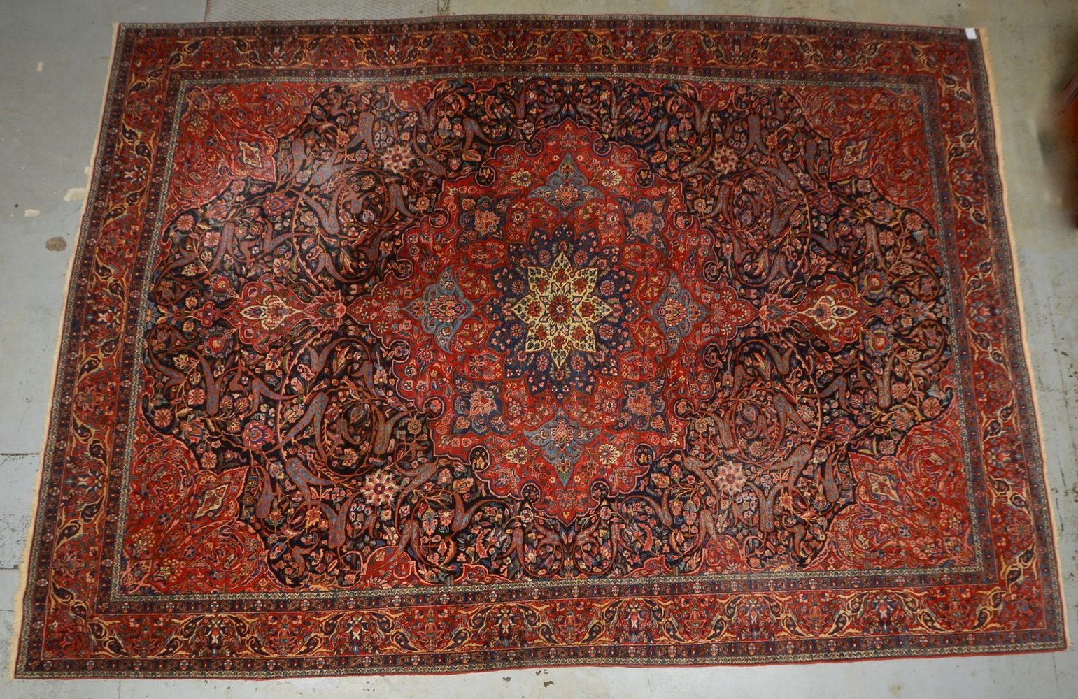 Gr. Bakhtiari, feste mittelfeine Kn., im Medaillon mit arab. Schriftzeichen, dichter Flor