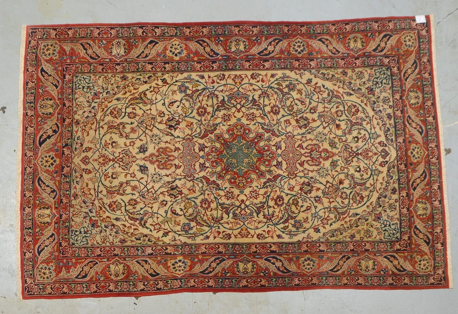 Isfahan, feine Kn., Pflanzenfarben, hellgrundig, guter Zust.; Maße 221 x 145 cm