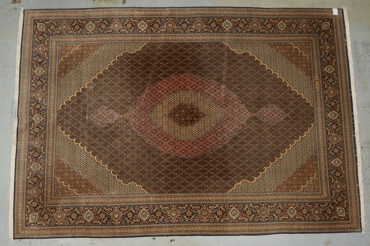 Täbriz Mahi, feine Knüpfung, ringsum komplett, Flor in gutem Zustand; Maße 354 x 249 cm