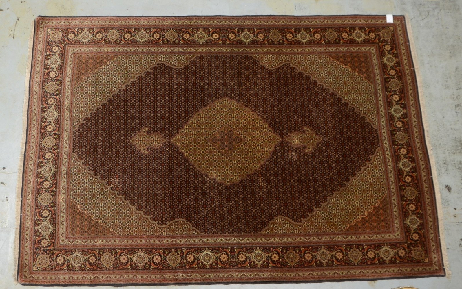 Täbriz, feine Knüpfung, Flor in gutem Zustand; Maße 295 x 203 cm