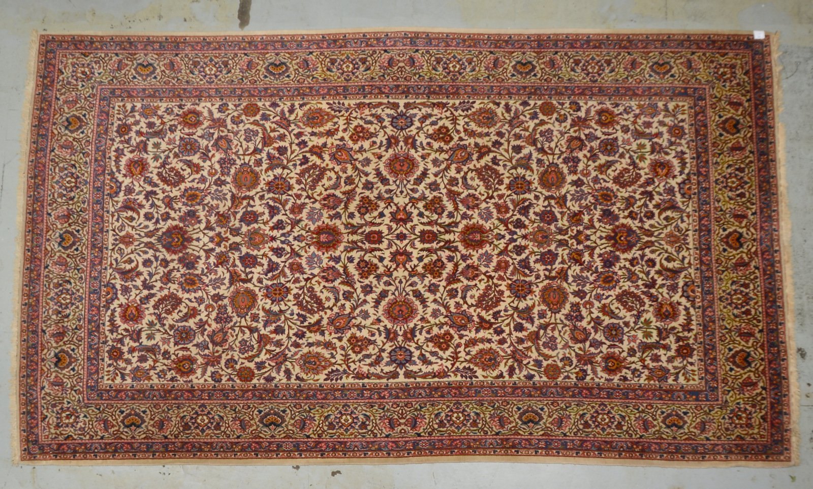 Sarough, mittelfeine Kn., hellgrundig, insges. gleichm. Flor; Maße 369 x 213 cm