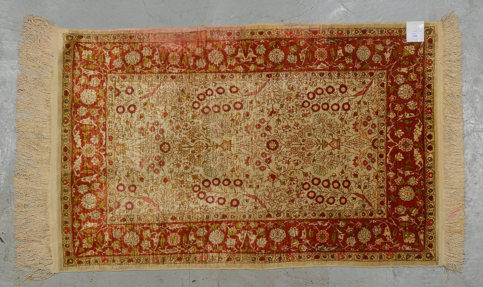 Kayseri, Seide auf Seide, feine Kn., hellgrundig, sign., insges. gleichm. Flor; Maße 111 x 70 cm