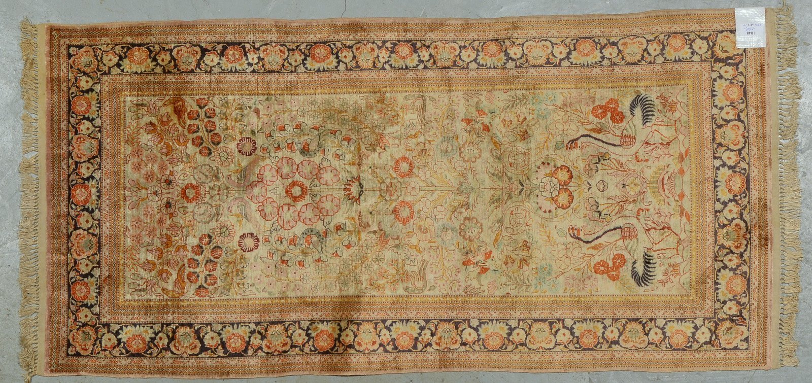Seidenteppich, sehr feine Kn., ca. 1 Mio. Knoten/qm, hellgrundig, gleichm. Flor, guter Zust.